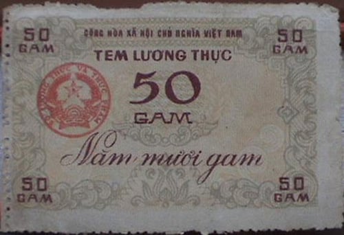 Tem mua lương thực 50 gram. Trong thời bao cấp, việc thông thương, buôn bán bị hạn chế, các gia đình chủ yếu trông chờ vào phần tem phiếu được phát để duy trì nguồn cung cấp lương thực, thực phẩm cho gia đình.