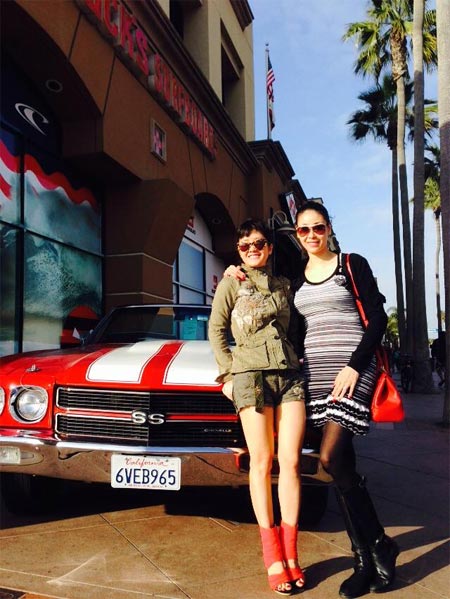 Ca sĩ Hồng Nhung đứng tạo dáng bên chiếc siêu xe cô vừa tậu cùng với Hoa hậu Hà Kiều Anh.