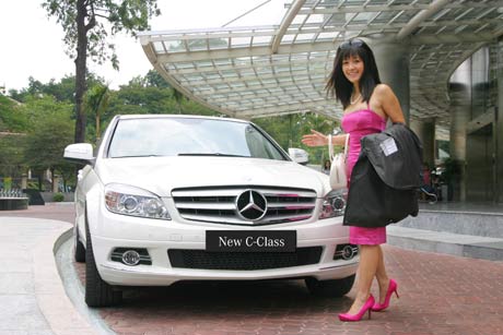 Ca sỹ Hồng Nhung đã mạnh tay khi tậu xế sang bạc tỷ Mercedes GLK màu trắng vô cùng sang trọng.