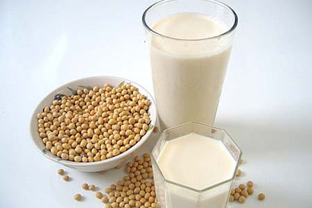 Sữa đậu nành - Cũng như sữa, loại thực phẩm này có chứa một lượng lớn protein. Tốt nhất, khi dùng loại thực phẩm này, bạn nên ăn kèm các loại thực phẩm có chứa bột mỳ hoặc uống sau khi ăn hai tiếng...