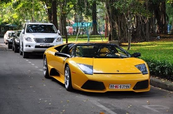 Sở hữu chiếc Lamborghini mui trần đầu tiên và duy nhất ở Việt Nam.