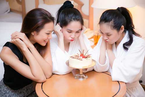 Linh Chi thành bản sao mừng Ngọc Trinh sinh nhật giản đơn