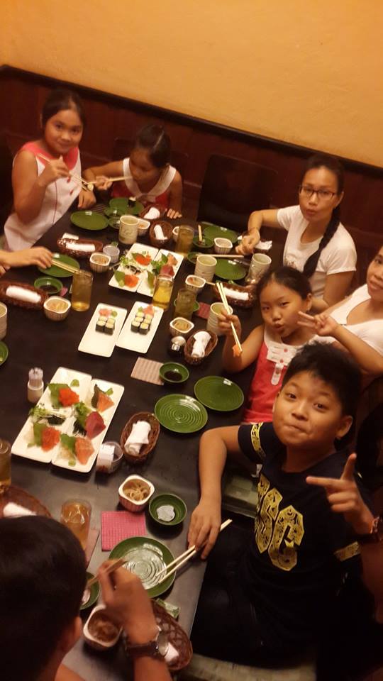 Cẩm Ly đưa con gái và các học trò đi ăn đồ Nhật.