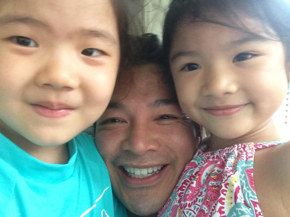 Trần Bảo Sơn khoe được một ngày nghỉ chủ nhật trọng vẹn bên bé DeVon và cháu gái.