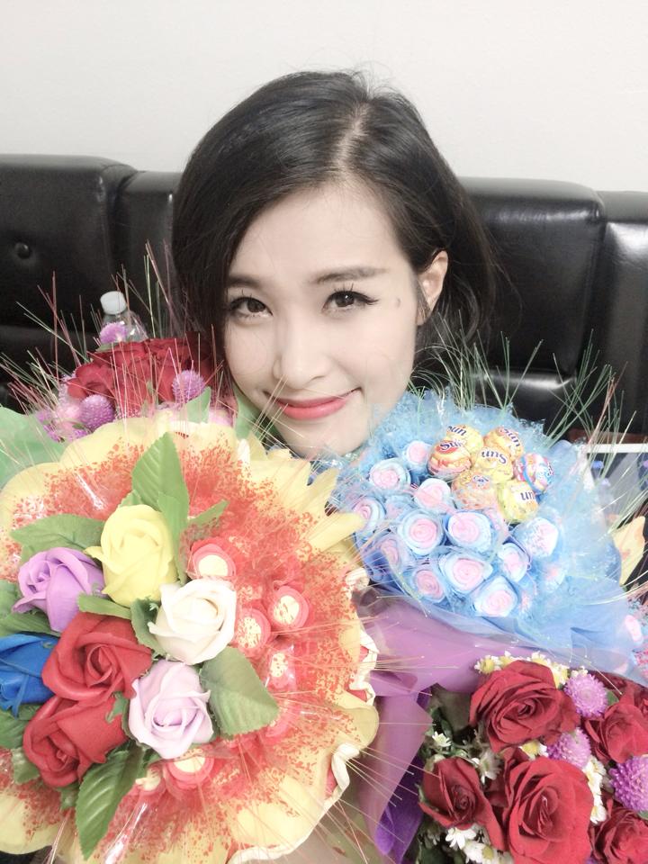 Đông Nhi hạnh phúc khi được khán giả Hàn Quốc tặng hoa và quà: 'Khán giả Korea dễ thương quá!!! Diễn mà mọi ng cổ vũ sung ơi là sung...hihi...;)).....up hình chụp với hoa khán giả tặng để khoe với cả nhà nha'