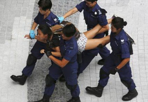 Một người biểu tình đòi dân chủ tại Hồng Kông bị cảnh sát lôi đi.