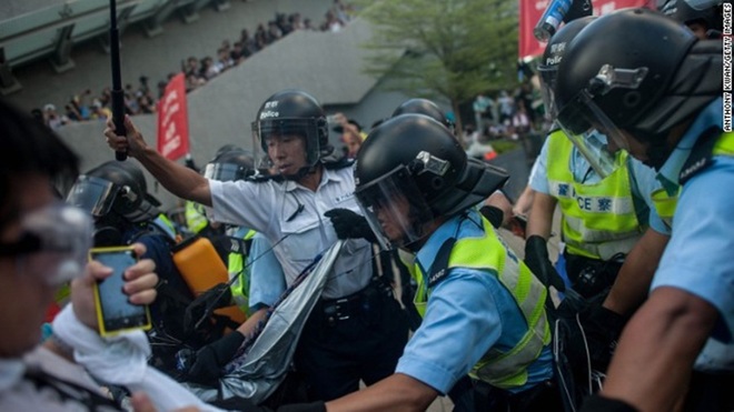 Lực lượng cảnh sát cho biết đã bắt hơn 60 người biểu tình, trong đó có Joshua Wong, lãnh đạo nhóm bãi khóa của sinh viên. Người này sau đó đã được thả.