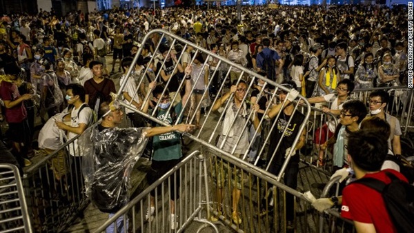 Người biểu tình gỡ bỏ rào chắn lực lượng cảnh sát lập nên để ngăn bước tiến của đoàn. Đây được xem là cuộc biểu tình nghiêm trọng nhất trong suốt hai thập kỷ qua ở Hong Kong.