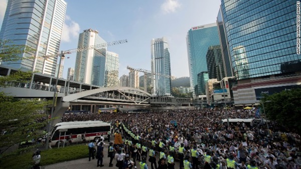 Hong Kong hoạt động dựa trên chính sách “một nước hai chế độ” theo một bản thỏa thuận với Bắc Kinh. Công dân có quyền phản đối bằng cách biểu tình khi họ không hài lòng với những phán quyết từ chính phủ.