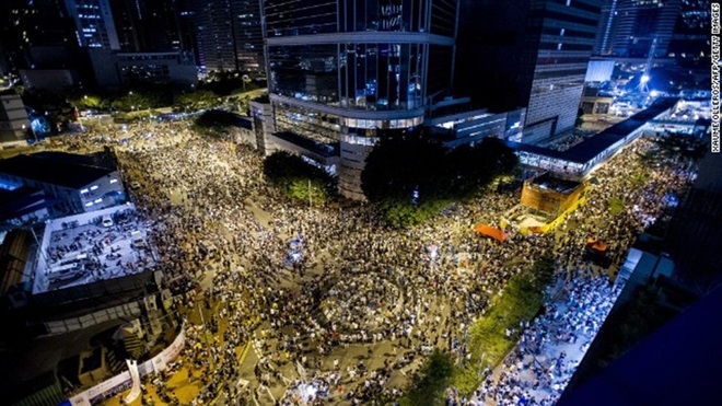 Cho đến hôm qua, căng thẳng đã lên tới đỉnh điểm. Hàng nghìn người tập trung, vây kín bên ngoài trụ sở một cơ quan pháp luật ở Hong Kong.