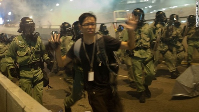 Hàng trăm cảnh sát chống bạo loạn được huy động nhằm kiểm soát đoàn người.