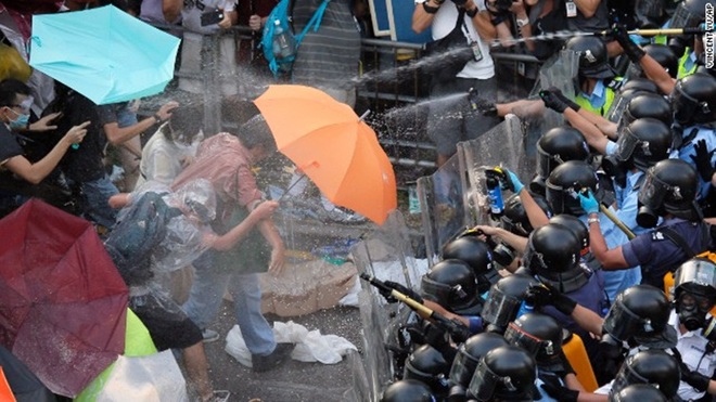 Cảnh sát sử dụng bình xịt hơi cay bắn vào đám đông. Đã có ít nhất 38 người bị thương, theo số liệu từ Bộ Thông tin Hong Kong đưa ra hôm qua.