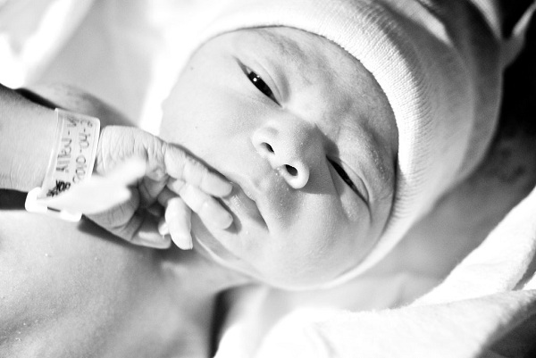 Sau vài phút chào đời, hầu hết các bé sơ sinh đều mở mắt và bắt đầu nhìn ngó ra xung quanh.