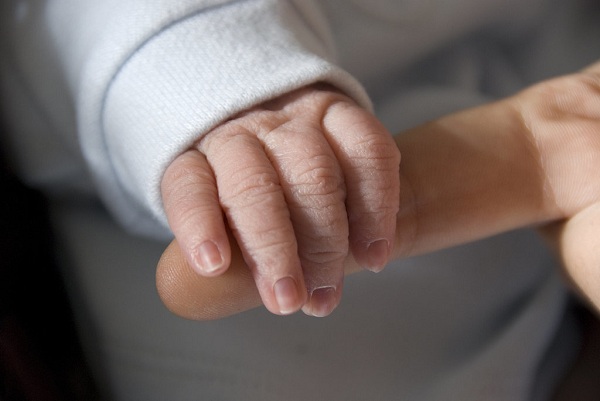 Nắm chặt lấy ngón tay người lớn là một trong những phản xạ tự nhiên đầu tiên của bé.