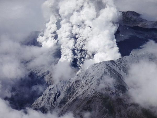 Núi lửa Ontake ở miền trung Nhật Bản bất ngờ phun trào vào trưa 27/9.