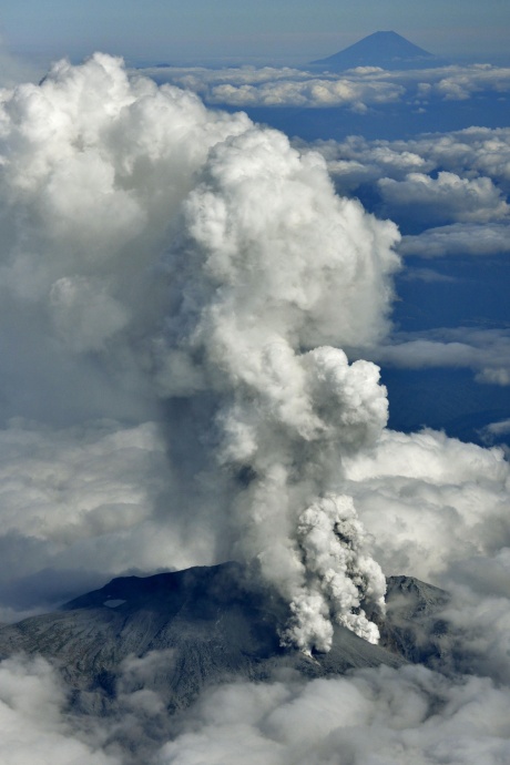 Cận cảnh cột khói của núi lửa Ontake xuyên qua những đám mây và đang phun ra cột khói khổng lồ.