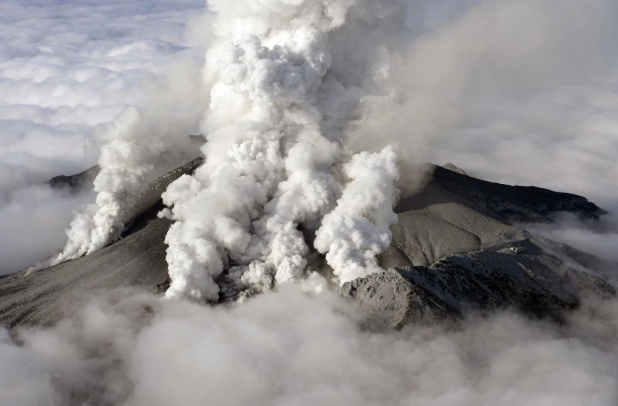 Đỉnh núi Ontake xuyên qua những đám mây và đang phun ra cột khói khổng lồ.