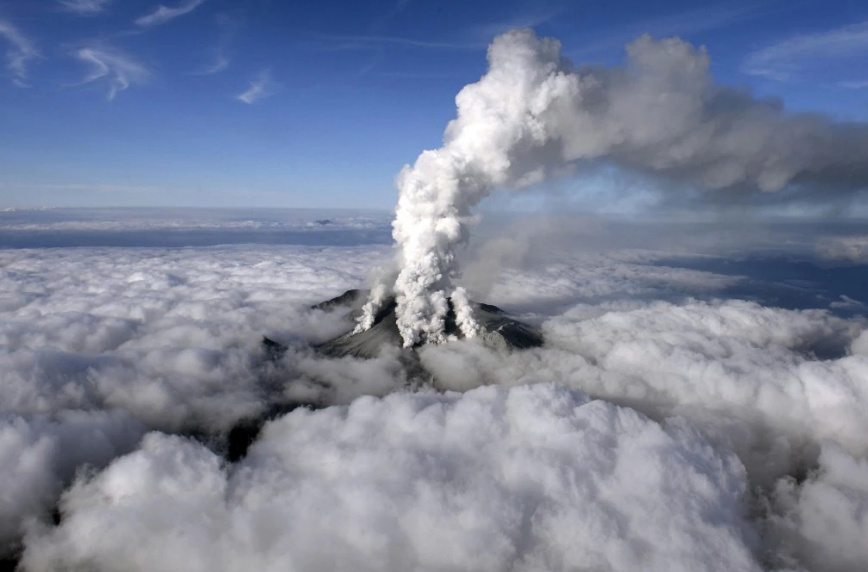 Hình ảnh núi lửa Ontake phun trào nhìn từ trực thăng. Ngọn núi cao  hơn 3.400 mét so với mực nước biển.