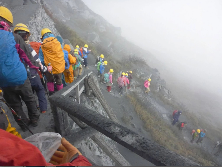Theo nhiều nguồn tin, khoảng 250 người (bao gồm cả trẻ em) đã bị mắc kẹt trên ngọn núi Ontake.