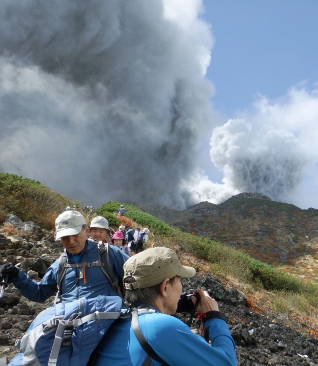 Một vài khách du lịch vẫn bình tĩnh chụp ảnh khi núi lửa bắt đầu phun trào.