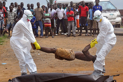 Thi thể những người chết vì Ebola thường phải nằm ngoài trời nhiều ngày trước khi lực lượng thu gom tới an táng.