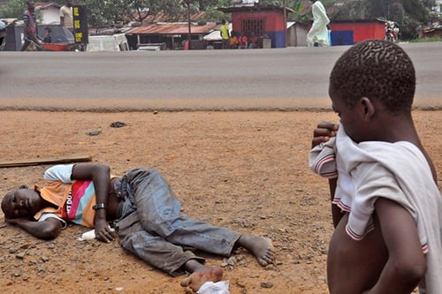 Thi thể một người chết vì Ebola nằm ven đường ở Monrovia, Liberia.