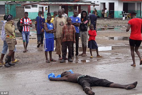 Ngày càng nhiều bệnh nhân Ebola bị bỏ mặc đến chết trên đường.