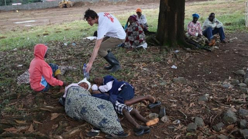 Cậu bé Josephine 10 tuổi nằm bên cạnh mẹ mình, người bị nhiễm vi rút Ebola và đang đặt hết hy vọng vào các nhân viên của tổ chức Bác sĩ không biên giới tại trung tâm điều trị Ebola ở Liberia.