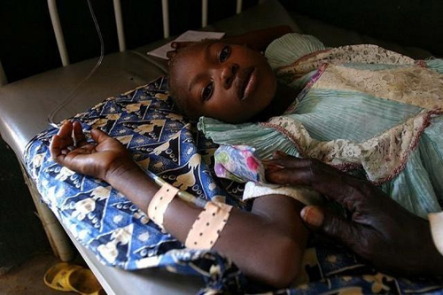 Một bé gái bị nhiễm Ebola được điều trị tại khu cách ly ở Liberia.
