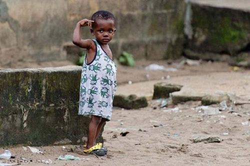 Những đứa trẻ khu vực Tây Phi đang trải qua một tuổi thơ hết sức kinh hoàng vì đại dịch Ebola.