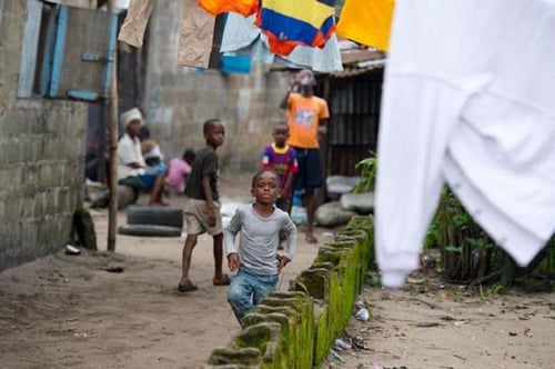 Trẻ em tại khu ổ chuột New Kru Town thuộc thủ đô Monrovia (Liberia) thường xuyên chơi đùa ngay cả khi có những thi thể nhiễm Ebola bị bỏ lại trên đường phố.