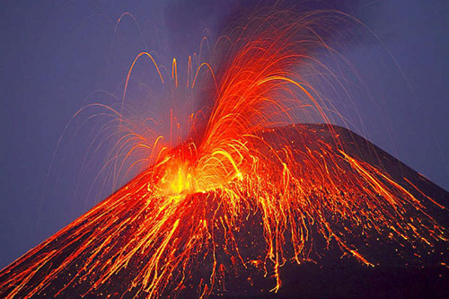 Núi Tambora xếp đầu tiên trong danh sách những ngọn núi lửa nguy hiểm nhất thế giới. Lần phun trào năm 1815, người ta có thể thấy những cột khói phun trào cao gấp 3 lần thảm họa St.Helens năm 1980. 10.000 người đã thiệt mạng dưới dòng dung nham nóng bỏng.
