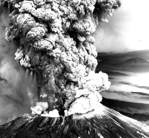 Không có một dấu hiệu cảnh báo nào trước đó, núi lửa St Helens bất ngờ phun trào dữ dội vào ngày 18/5, tạo nên cột tro bụi khổng lồ chỉ sau vài giờ.