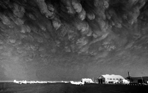 Những đám mây tro bụi từ núi lửa St Helens bao phủ bầu trời phía trên sân bay Ephrata tại Washington cách đó 45 dặm vào ngày 19/5.