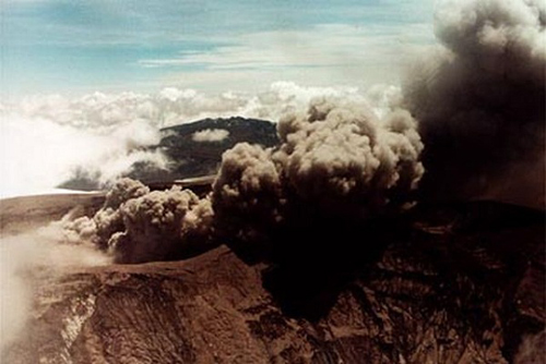 Sức mạnh của núi lửa này không phải là sự phun trào mà nằm ở chính dòng siêu mắc ma gây ra. Theo ước tính, chúng di chuyển với tốc độ 480km/h và chỉ mất 15 phút để nhấn chìm thành phố.