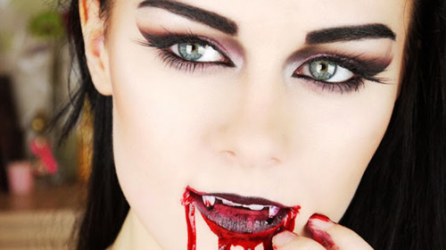 Những nàng Dracula hút máu quyến rũ.