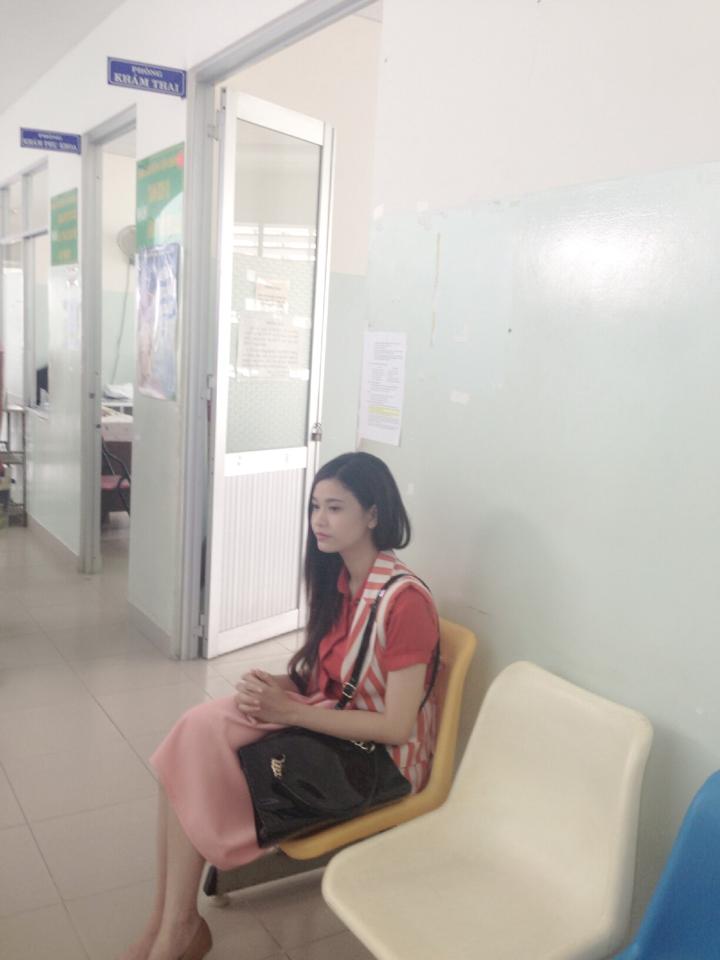 Trương Quỳnh Anh ăn mặc tuềnh toàng ngồi trên bằng ghế chờ ở một bệnh viện. Cô tự giễu mình rằng 'đi khám thai'.