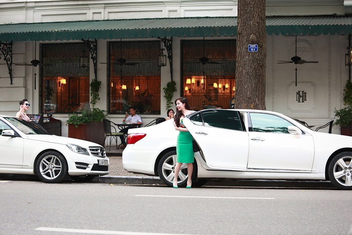 'Cá Sấu chúa' bất ngờ xuất hiện tại một quán cà  phê của Hà Nội với chiếc xe màu trắng.