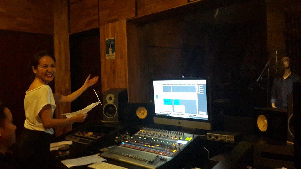 Phương Linh đang thu âm ca khúc mới.