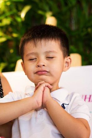Thanh Thúy khoe hình ảnh bé Cà Phê đáng yêu khi đang cầu nguyện.