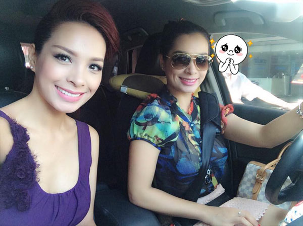Cựu người mẫu Thúy Hạnh rạng rỡ bên chị gái Thúy Hằng: 'Mỗi lần ra Hà Nội đều được nàng tài xế xinh đẹp này đưa đón, sáng sớm đi làm nàng cũng làm taxi đưa đi, yêu lắm'.
