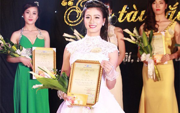 Với gương mặt xinh đẹp, Phạm Thị Thu Hoài đã đăng quang Hoa khôi Duyên dáng Sư phạm 2013.