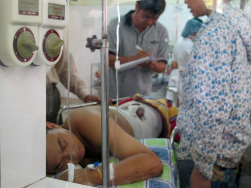 Người phụ lái được xác định tên Trần Văn Tám bị thương nặng ở lưng và tay.