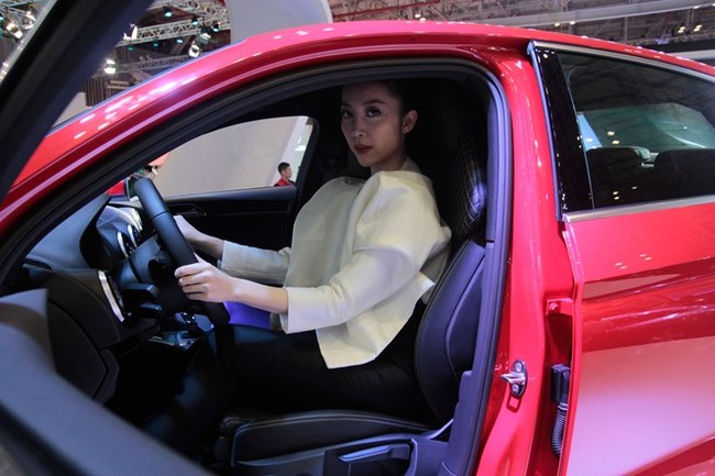 Nghệ sỹ múa Linh Nga cũng thử cảm giác ngồi trong chiếc Audi A3 Sedan.