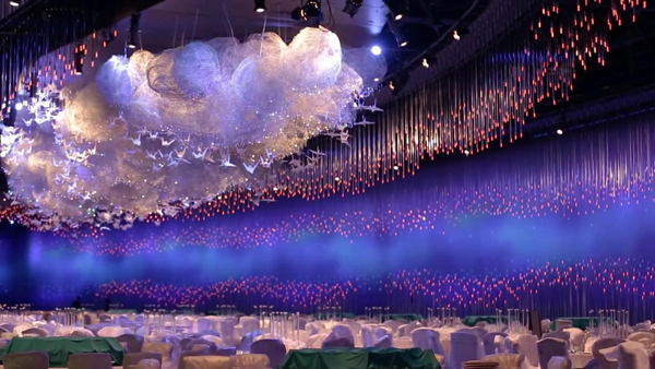 Các chuyên gia trang trí hàng đầu Dubai, Designlab Events, đã sử dụng 15.000 cây đèn lấp lánh cùng 65.000 viên pha lê Swarovski và 4.000 con hạc giấy để tái hiện vẻ đẹp của bầu trời lấp lánh.