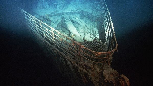 RMS Titanic là tàu chở khách lớn nhất chìm ở biển dù nó được mệnh danh là 'không thể chìm'. Trong hành trình đầu tiên và cũng là chuyến đi cuối cùng năm 1912, Titanic va phải tảng băng trôi khổng lồ khiến thân tàu thủng lỗ lớn.