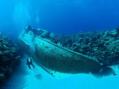 “Tam giác quỷ” tọa lạc ở phía tây Đại Tây Dương. Với hơn 300 xác tàu lưu lạc ngoài khơi bờ biển, Bermuda trở thành khu bảo tồn xác tàu ở đại dương lớn thứ hai thế giới.