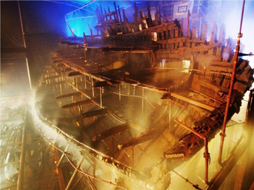 HMS Mary Rose là chiến hạm dưới thời vua Henry VIII. Nó bị đánh chìm ngoài khơi Solent, Anh năm 1545 khi dẫn đầu hạm đội tàu chiến Anh tấn công tàu Pháp. Bốn thế kỷ sau, các nhà nghiên cứu Anh phát hiện mảnh vỡ con tàu trước khi trục vớt nó năm 1982.