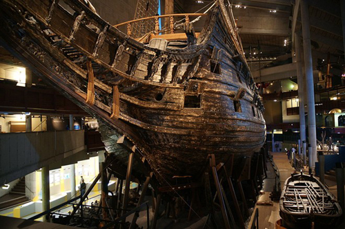 Chiến hạm Vasa của Thụy Điển chìm sau khi rời cảng 1.300 m trong chuyến đi đầu tiên năm 1628. Xác tàu sớm rơi vào quên lãng sau khi người ta trục vớt những khẩu đại bác bằng đồng khỏi thân tàu. Năm 1961, Thụy Điển trục vớt Vasa trong tình trạng gần như còn nguyên vẹn để khai thông tuyến đường biển huyết mạch.