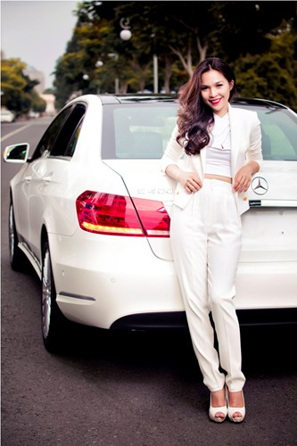 Ca sỹ Hiền Thục là một trong những người nổi tiếng ưa chuộng thương hiệu Mercedes – Benz, hiện cô đang sở hữu mẫu xe Mercedes-Benz GLK 300 màu trắng.
